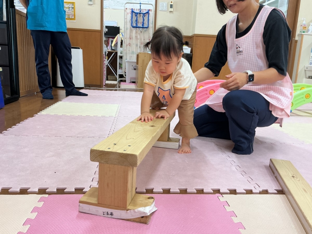 8月運動プログラムの様子(いるか組・平均台)