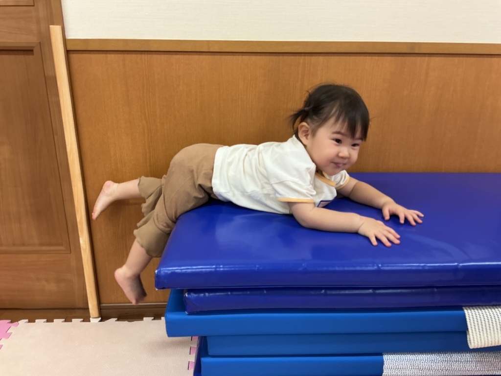 8月運動プログラムの様子(いるか組・マット上り下り)
