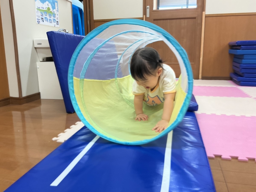 8月運動プログラムの様子(いるか組・トンネル)