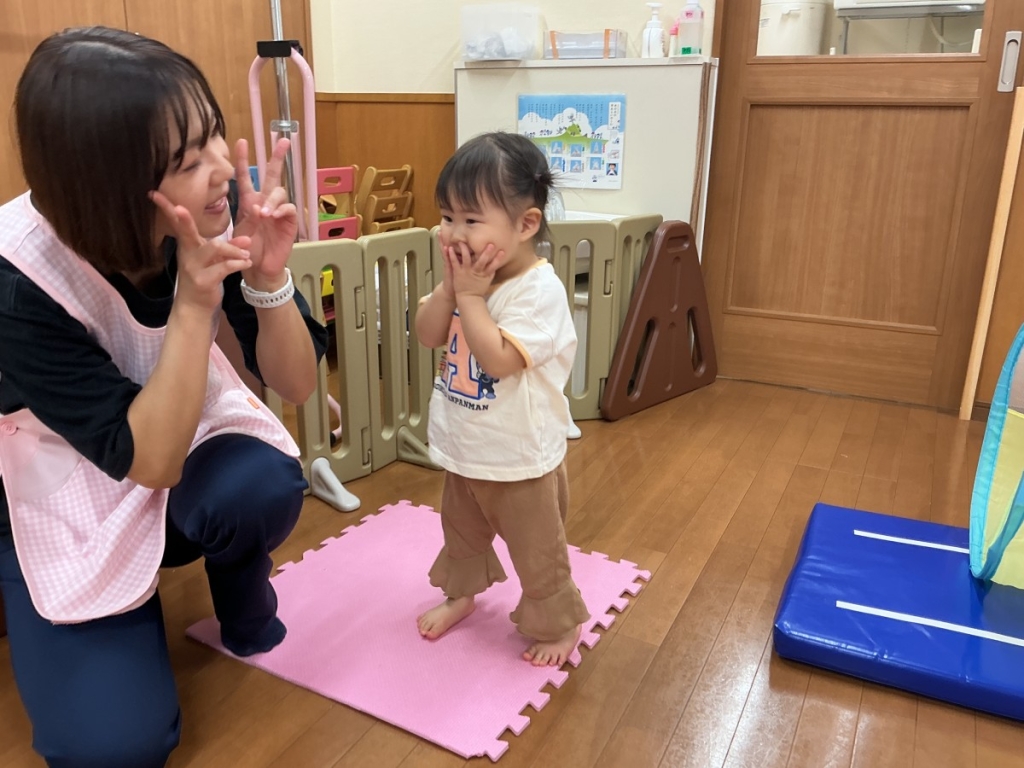 8月運動プログラムの様子(いるか組・ポーズ)