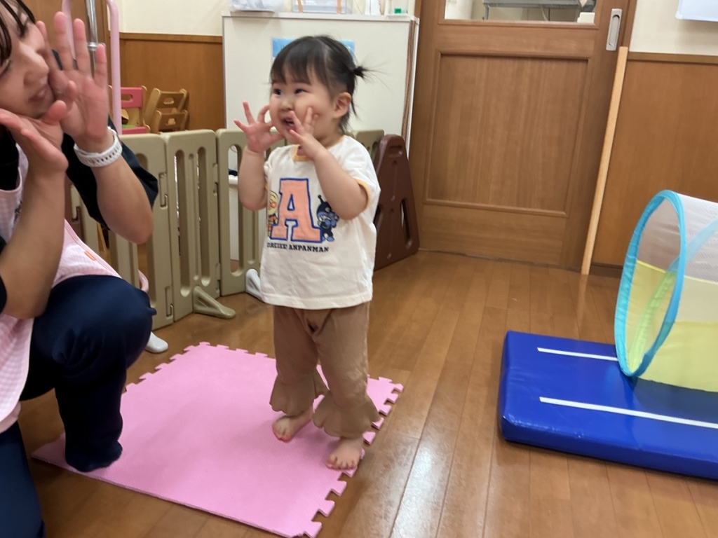 8月運動プログラムの様子(いるか組・ポーズ)