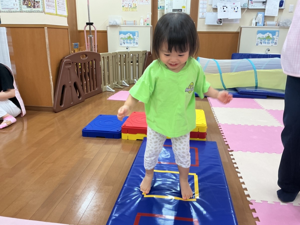 8月運動プログラムの様子(いるか組・マットジャンプ)