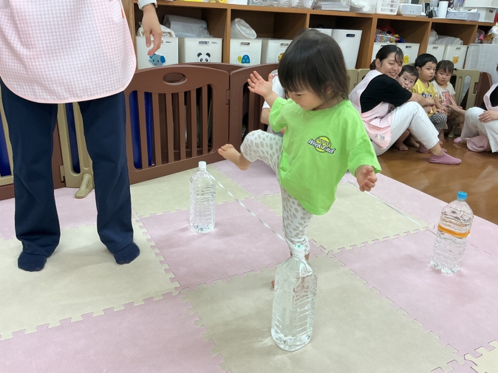 8月運動プログラムの様子(いるか組・ゴム跨ぎ)