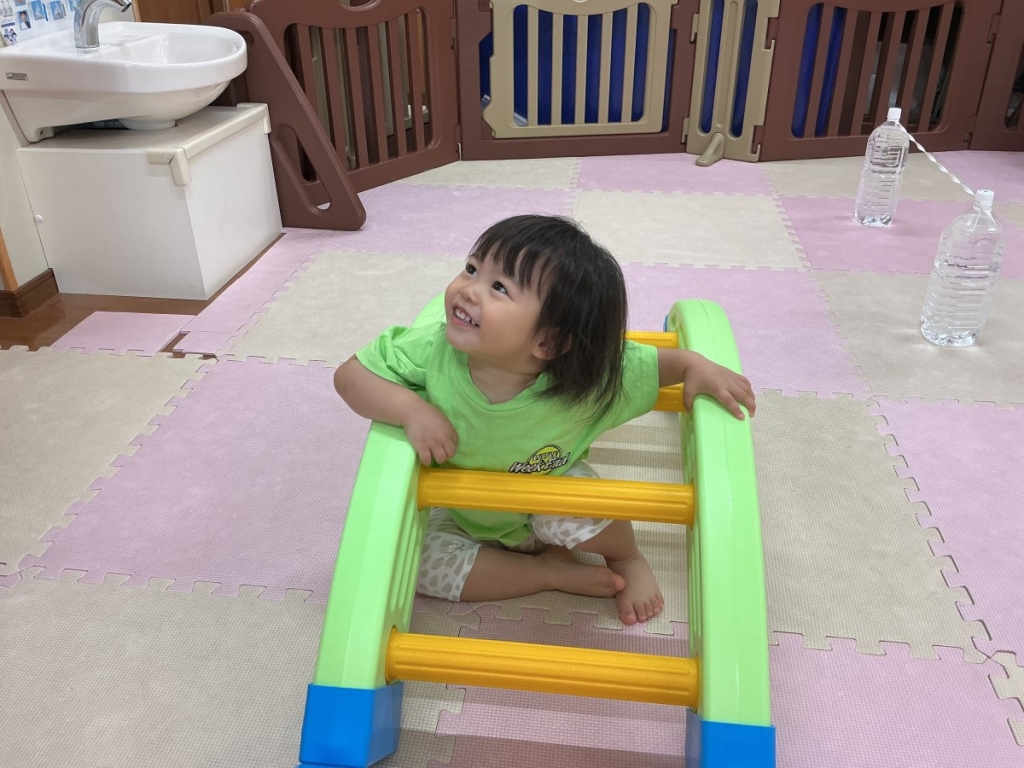 8月運動プログラムの様子(いるか組・橋渡り)
