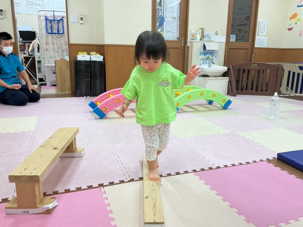 8月運動プログラムの様子(いるか組・平均台)