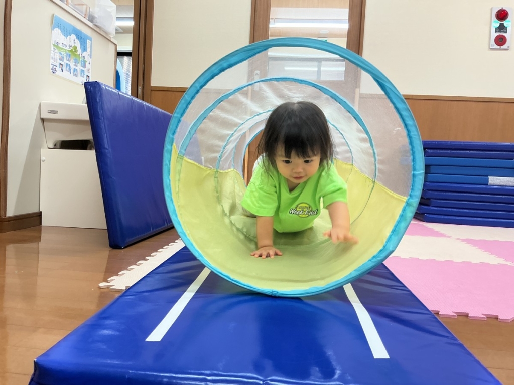 8月運動プログラムの様子(いるか組・トンネル)