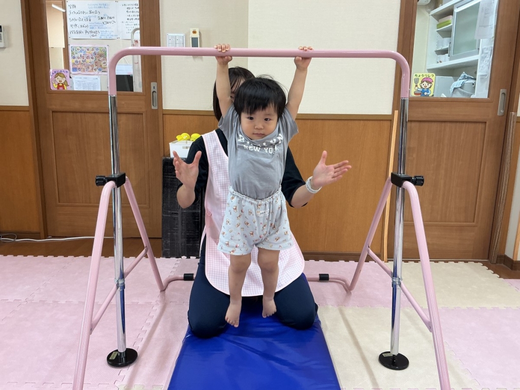 8月運動プログラムの様子(いるか組・鉄棒)