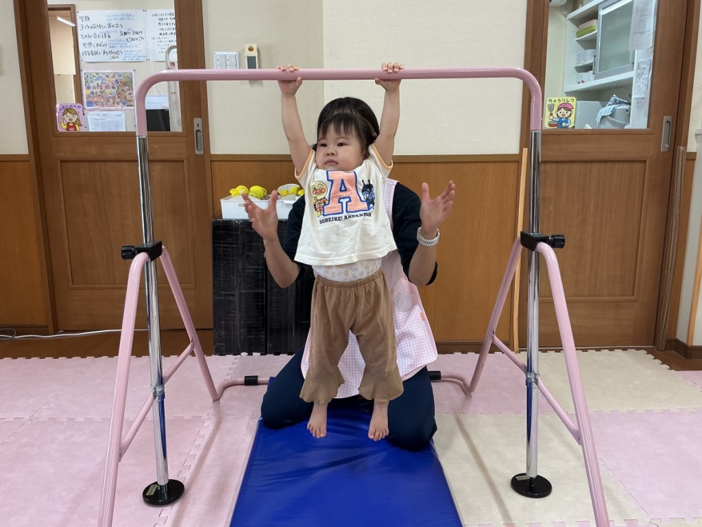8月運動プログラムの様子(いるか組・鉄棒)