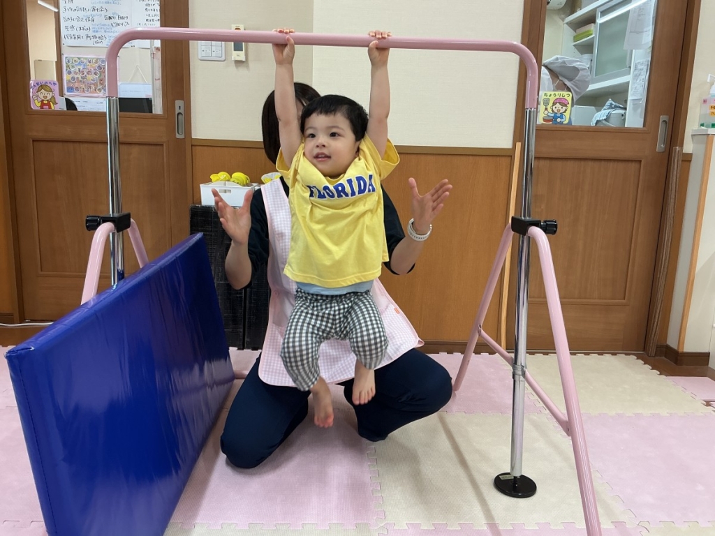 8月運動プログラムの様子(いるか組・鉄棒)