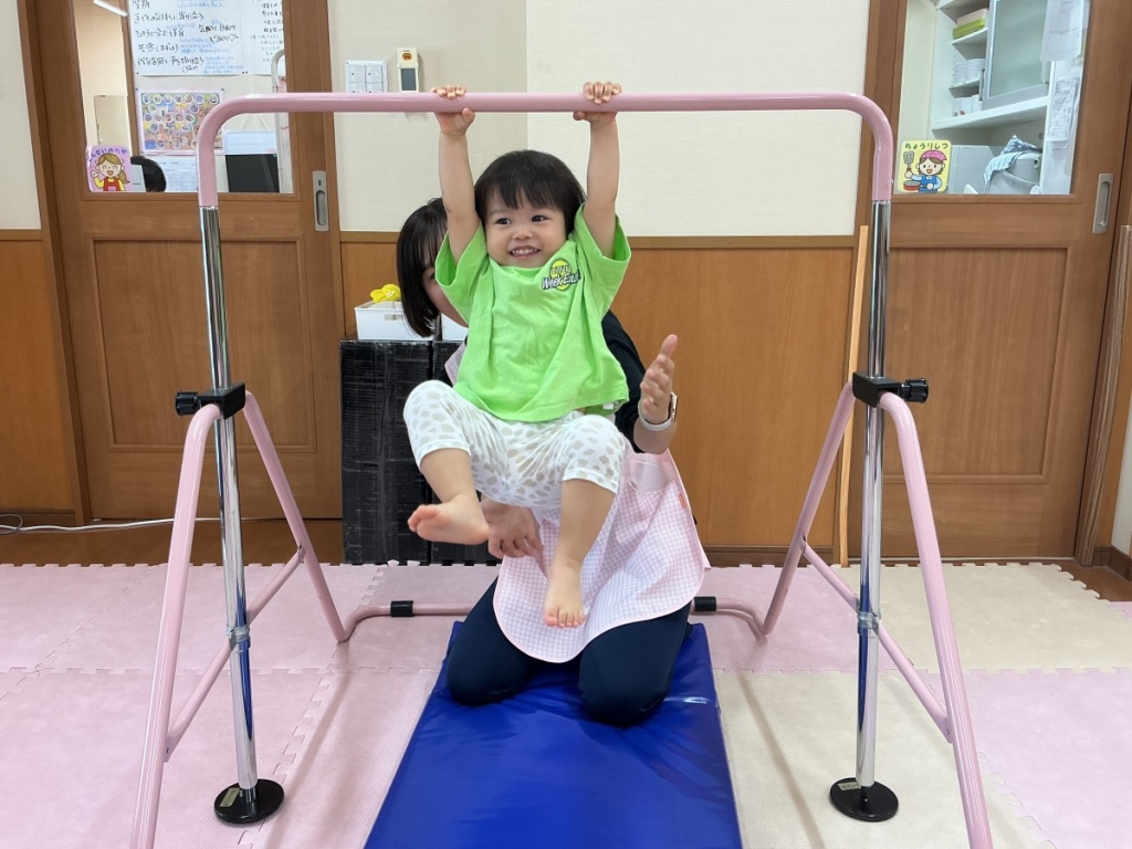 8月運動プログラムの様子(いるか組・鉄棒)