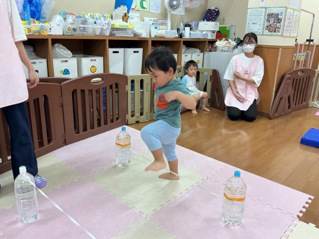8月運動プログラムの様子(くじら組・ゴム跨ぎ)