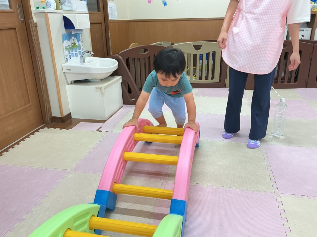 8月運動プログラムの様子(くじら組・橋渡り)
