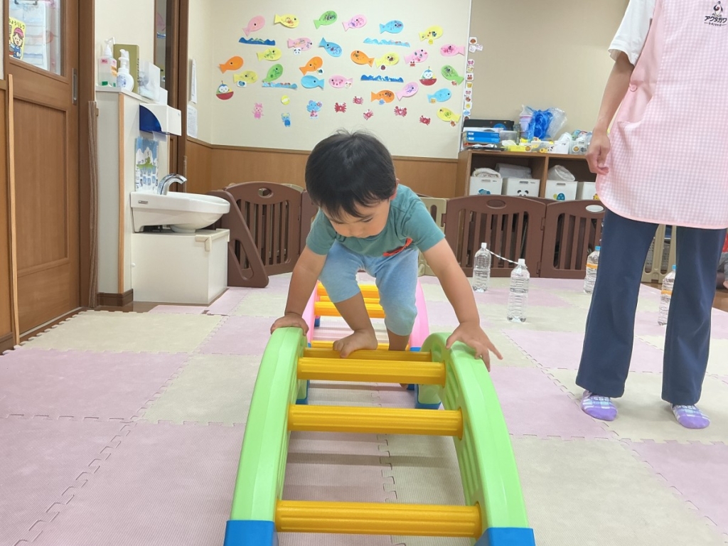 8月運動プログラムの様子(くじら組・橋渡り)