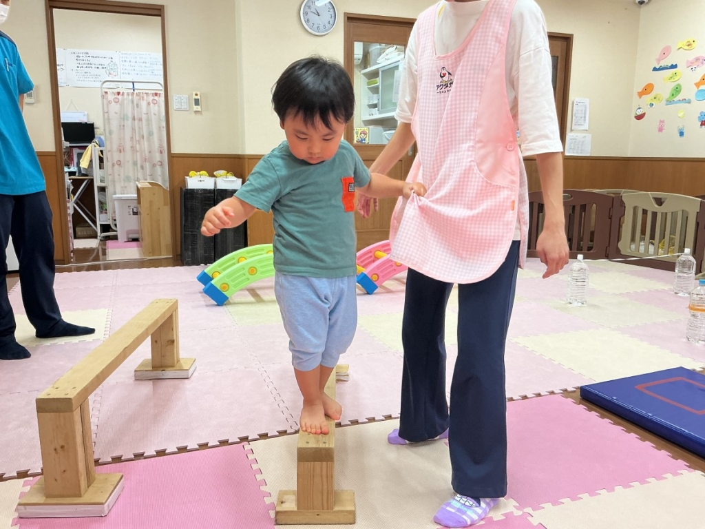 8月運動プログラムの様子(くじら組・平均台)