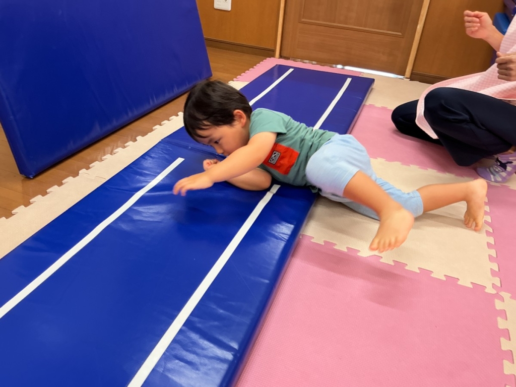 8月運動プログラムの様子(くじら組・横転)