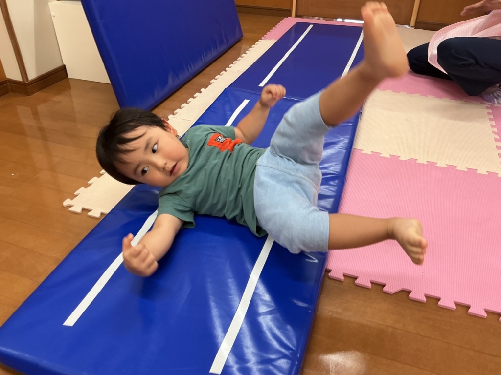 8月運動プログラムの様子(くじら組・横転)
