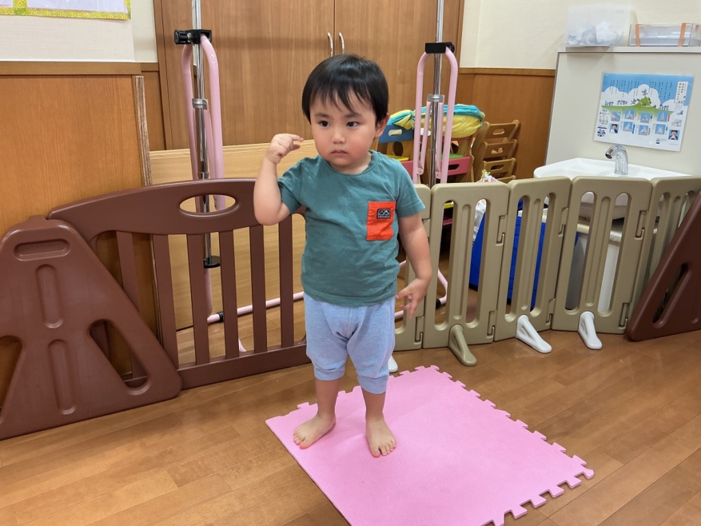 8月運動プログラムの様子(くじら組・ポーズ)
