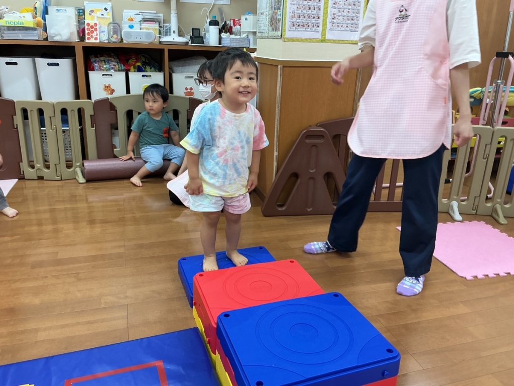 8月運動プログラムの様子(くじら組・階段ブロック)