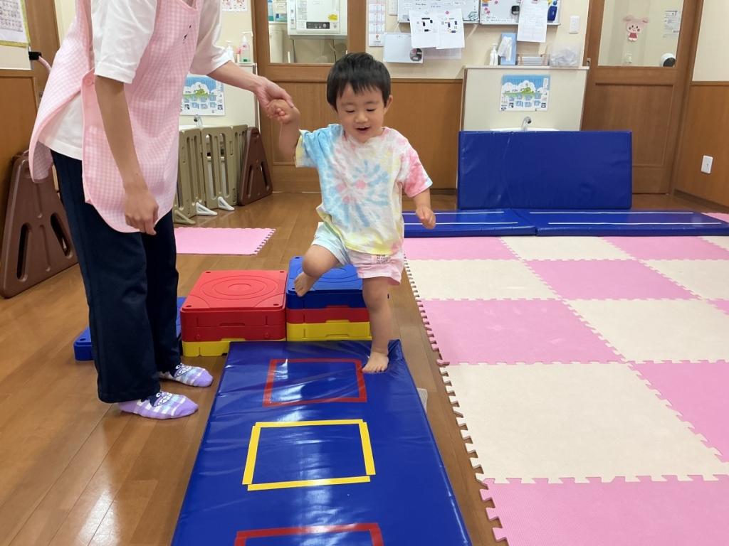 8月運動プログラムの様子(くじら組・マット上ジャンプ)