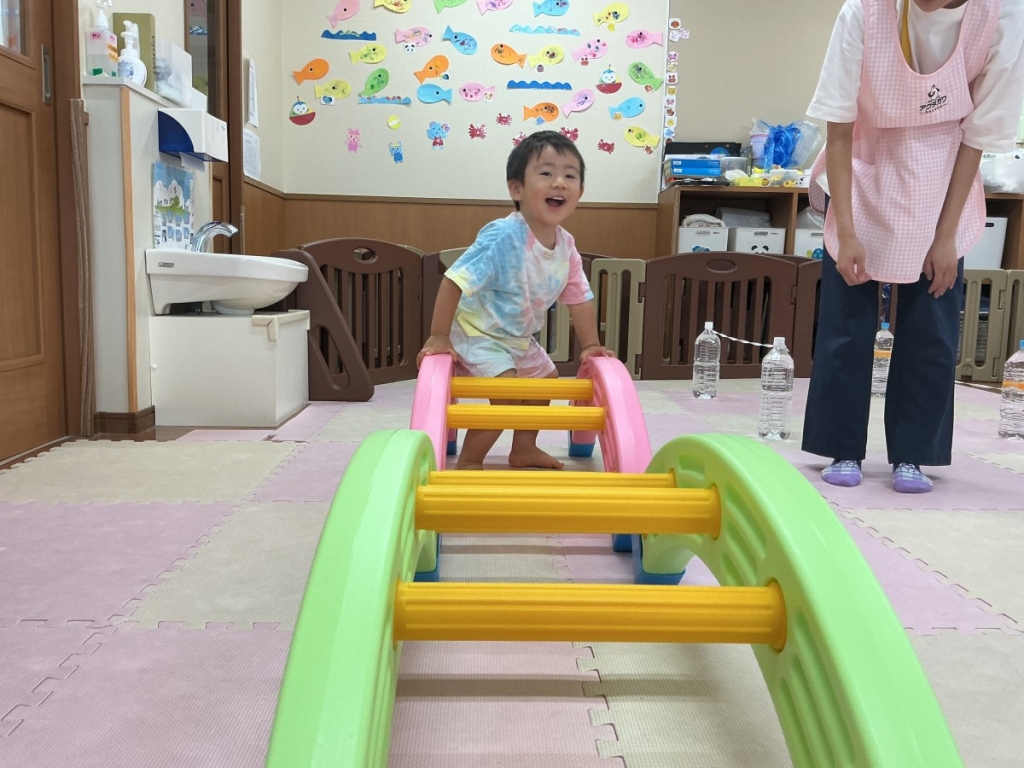 8月運動プログラムの様子(くじら組・橋渡り)