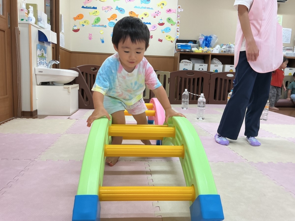 8月運動プログラムの様子(くじら組・橋渡り)
