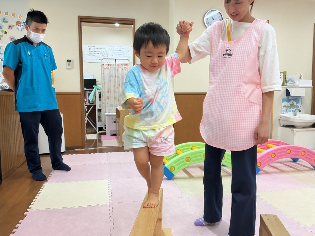 8月運動プログラムの様子(くじら組・平均台)