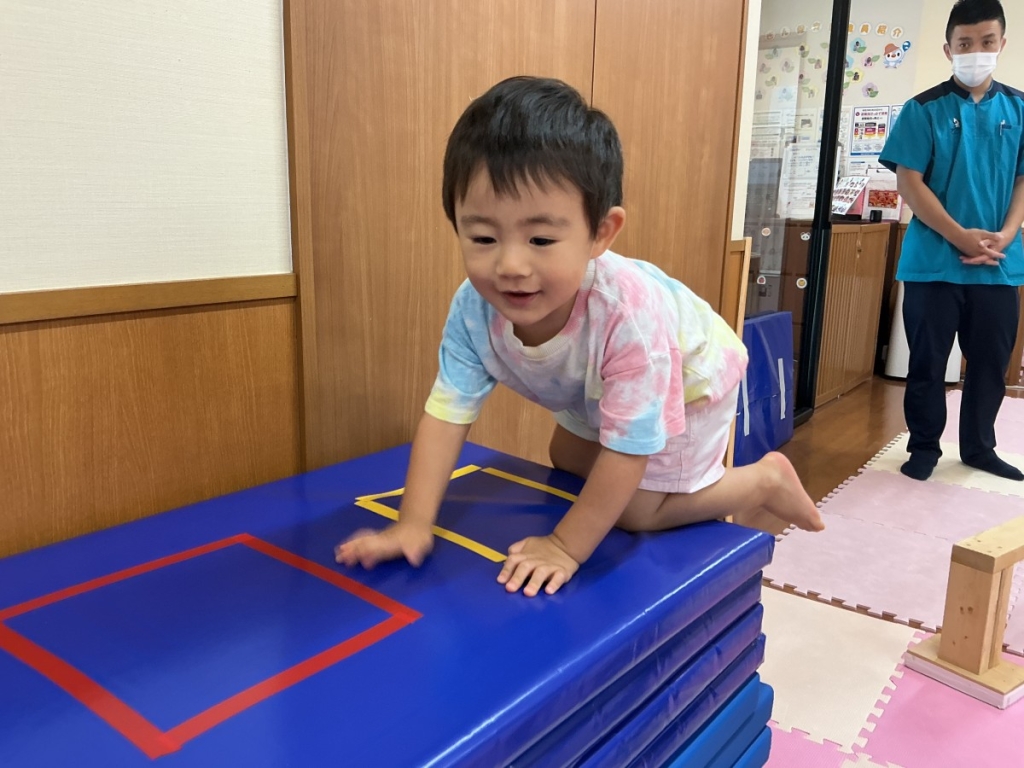 8月運動プログラムの様子(くじら組・10段マット上り下り)