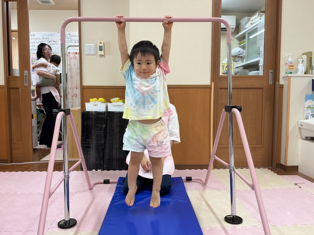 8月運動プログラムの様子(くじら組・鉄棒)