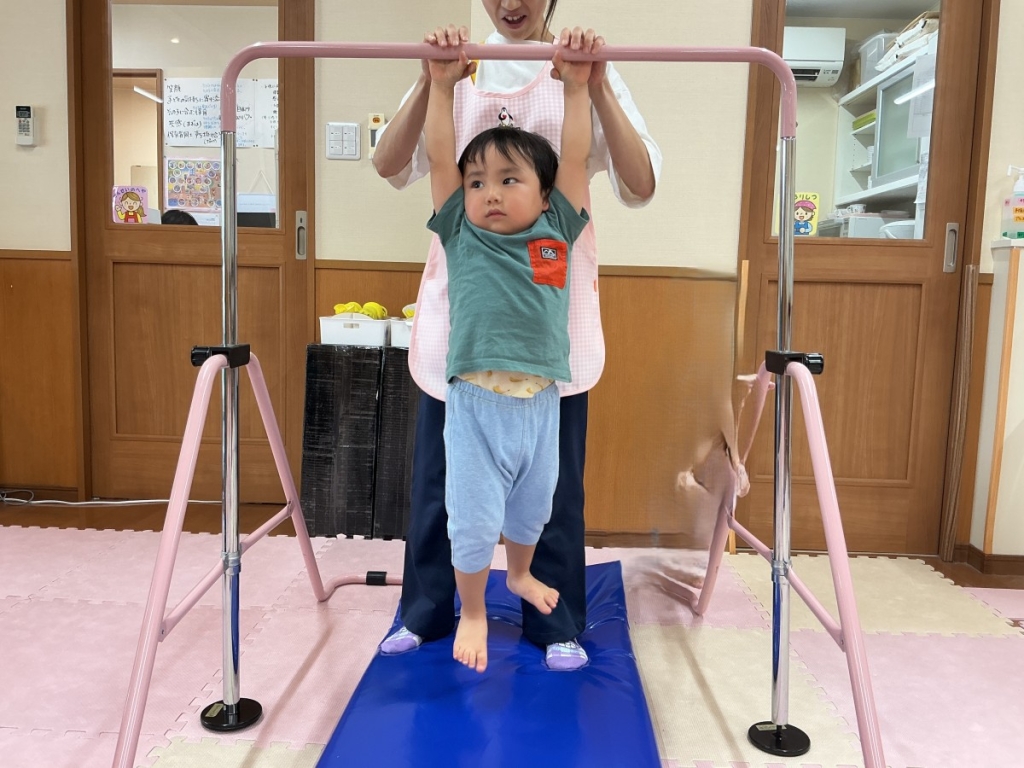 8月運動プログラムの様子(くじら組・鉄棒)