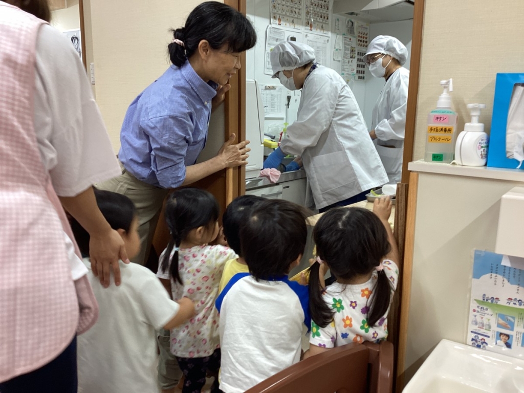 調理室にとうもろこしを届ける様子