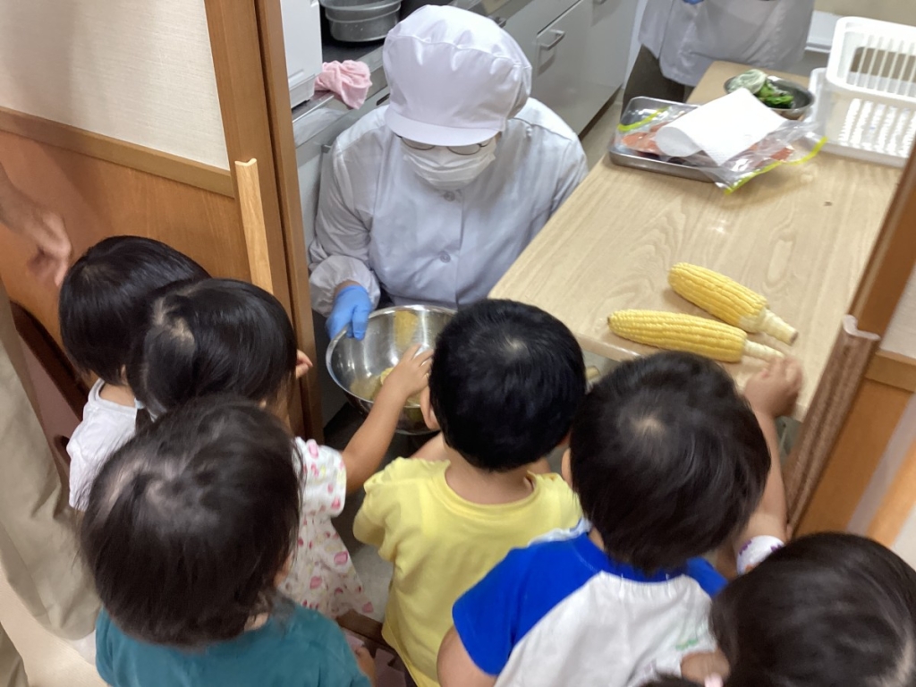 調理室にとうもろこしを届ける様子