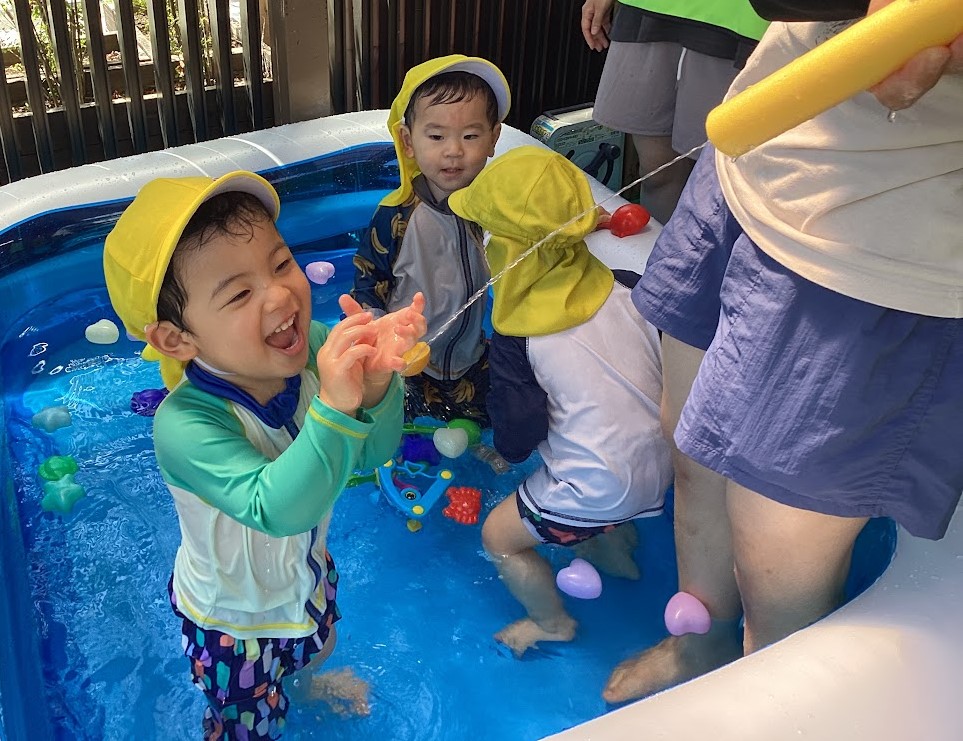 水鉄砲で遊ぶ様子
