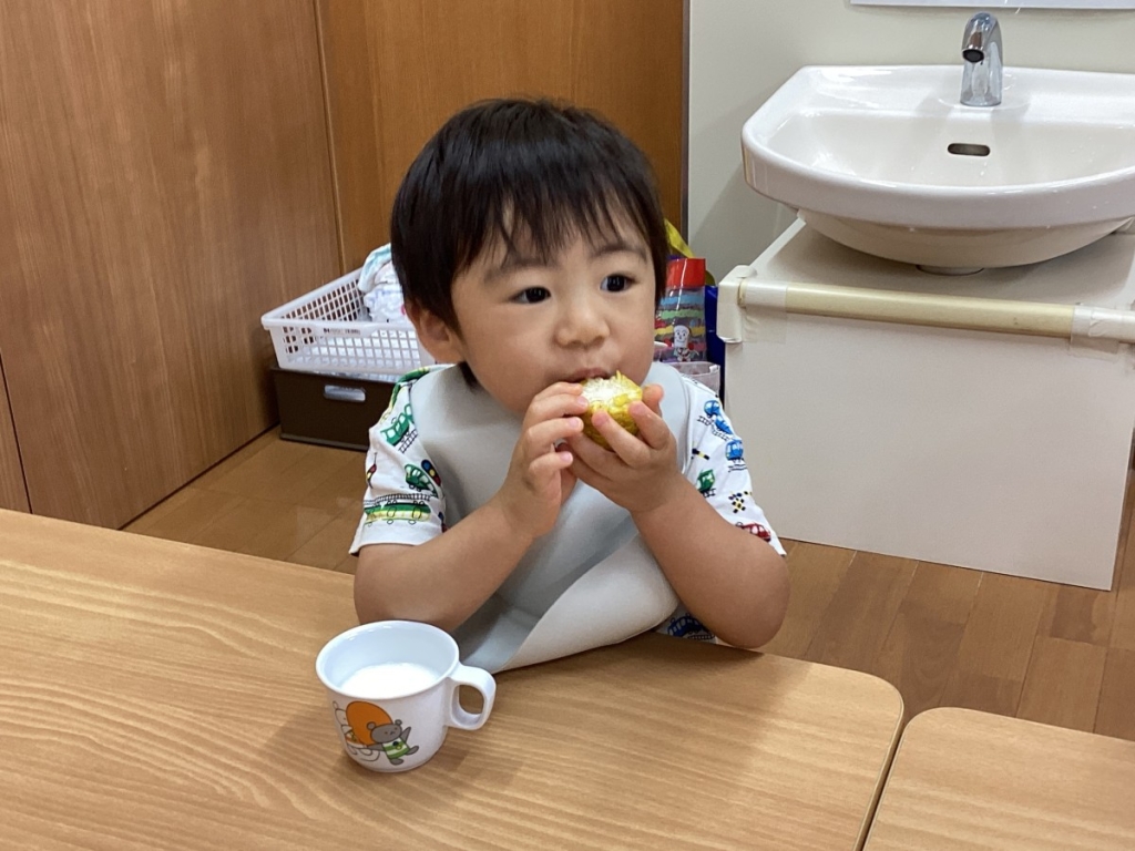 とうもろこしを食べる園児