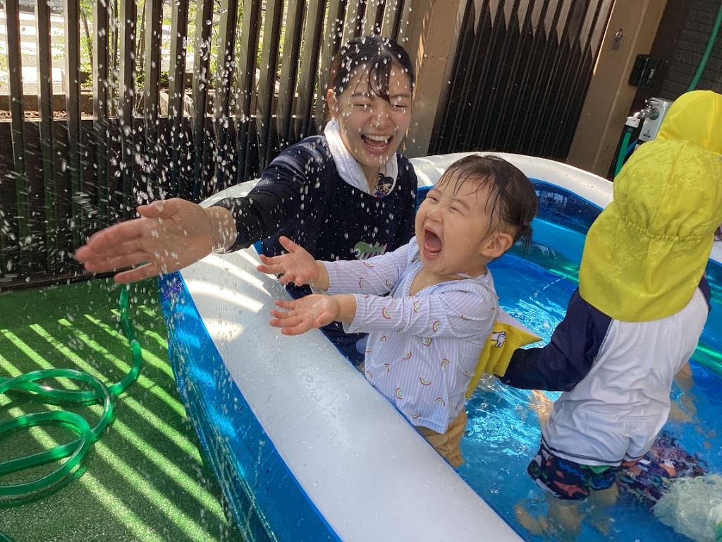 水しぶきを楽しむ様子