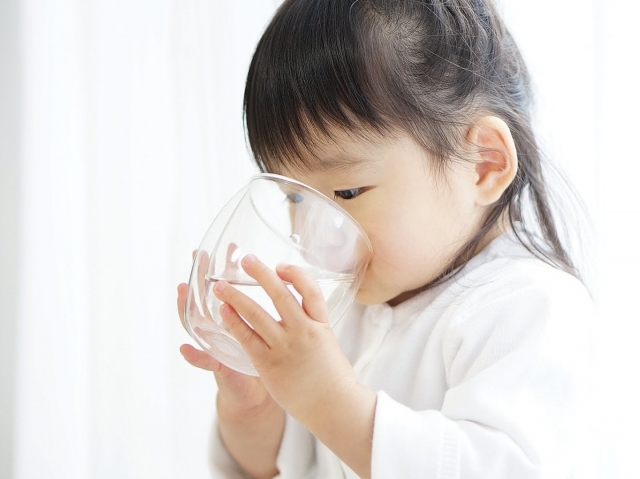 水分補給する子ども