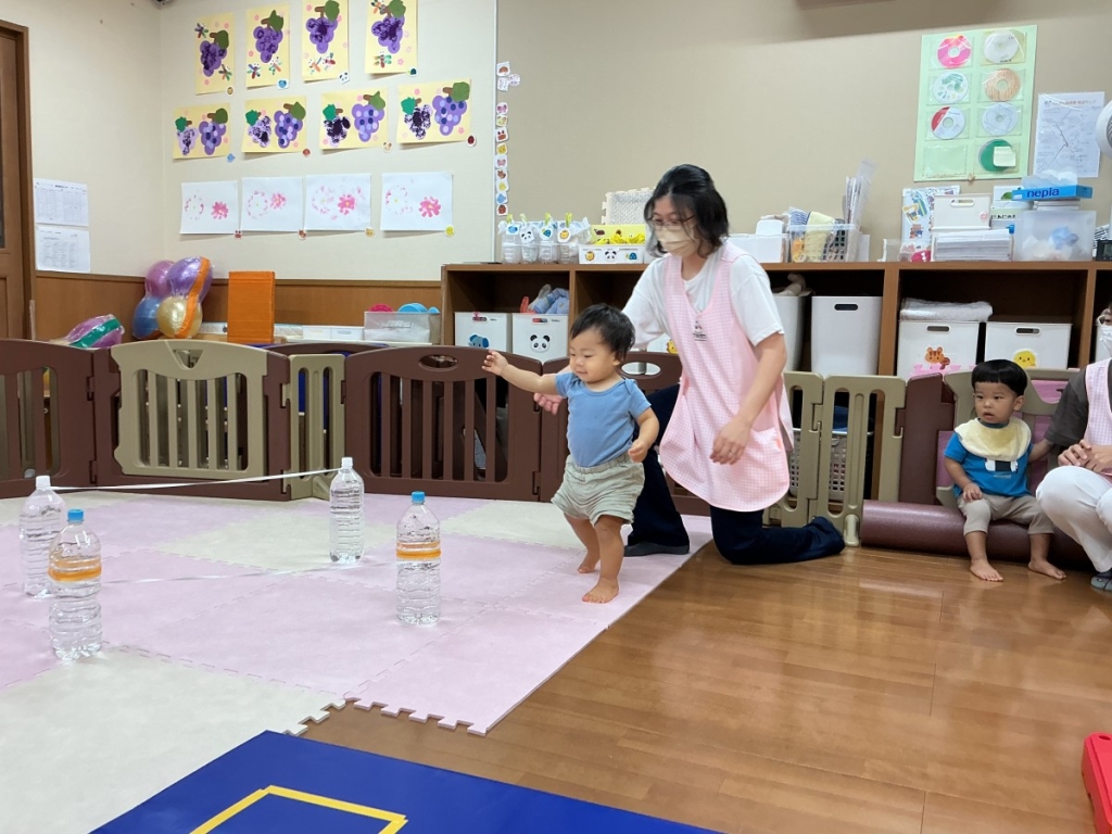 9月運動プログラムの様子(らっこ・ゴム跨ぎ)