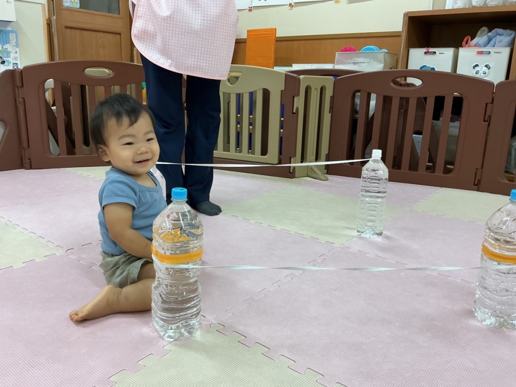9月運動プログラムの様子(らっこ・ゴム跨ぎ)