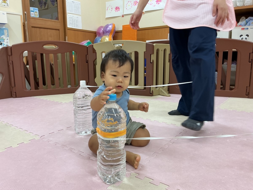 9月運動プログラムの様子(らっこ・ゴム跨ぎ)