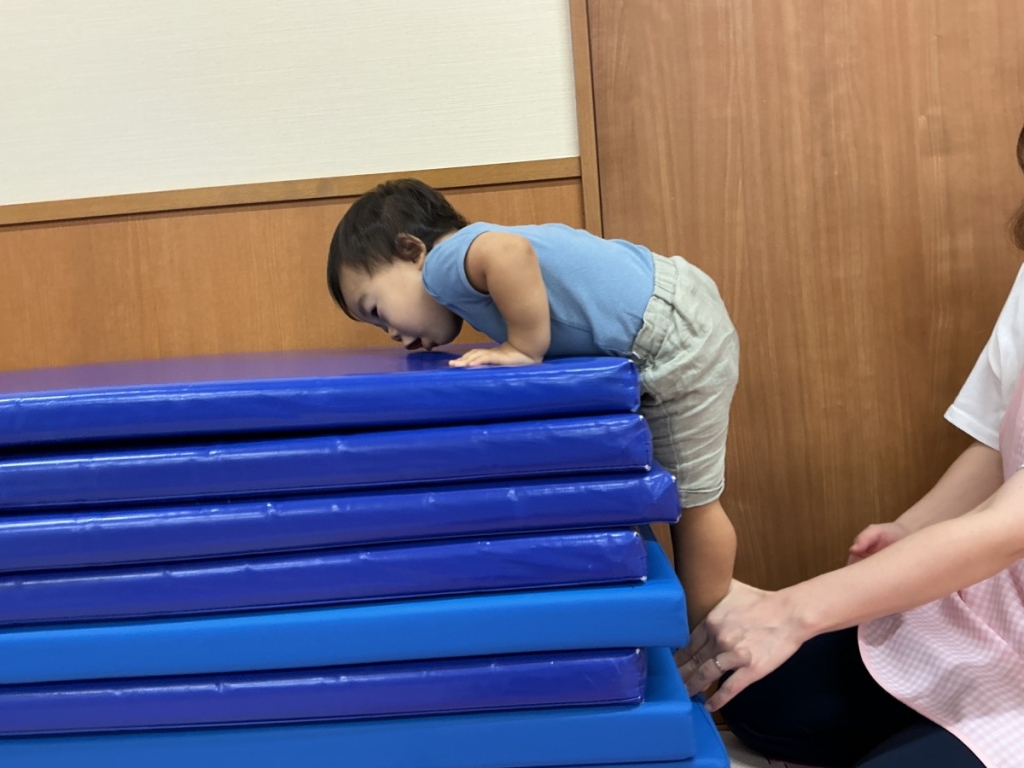 9月運動プログラムの様子(らっこ・12段マット上り下り)