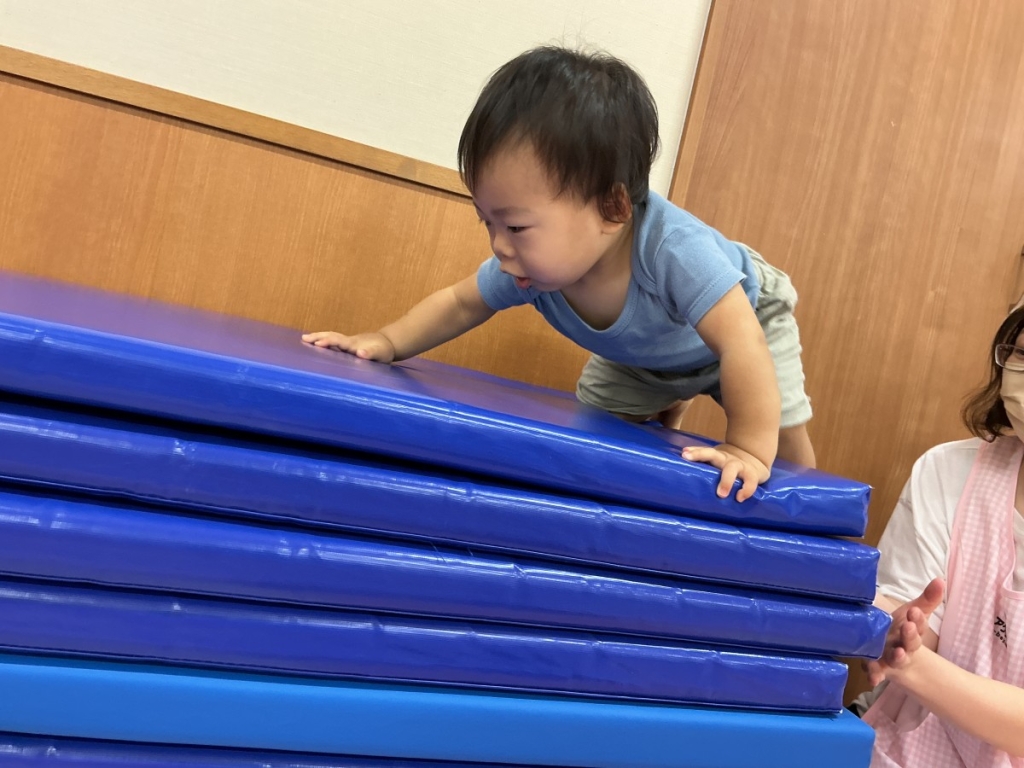 9月運動プログラムの様子(らっこ・12段マット上り下り)