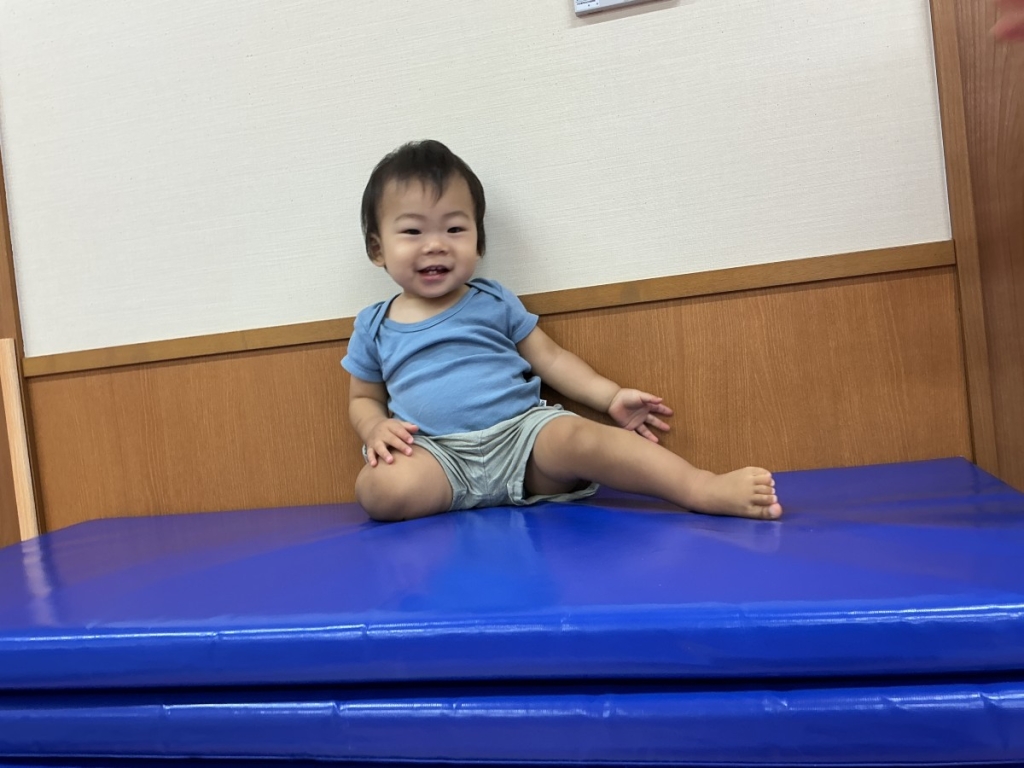 9月運動プログラムの様子(らっこ・10段マット上り下り)