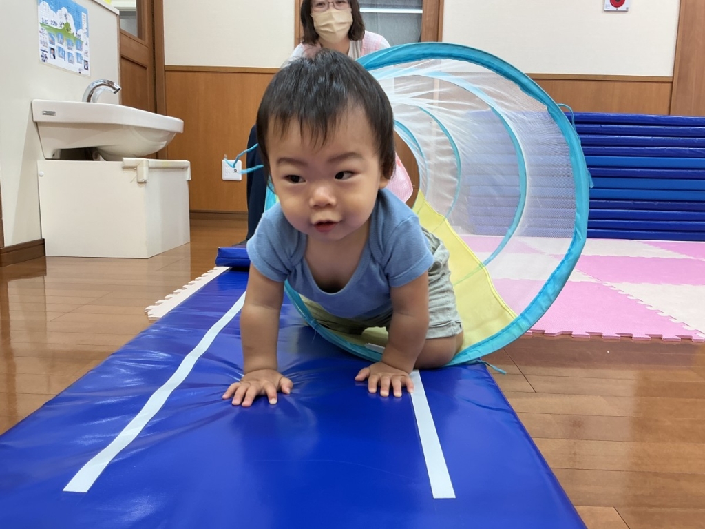 9月運動プログラムの様子(らっこ・トンネル)