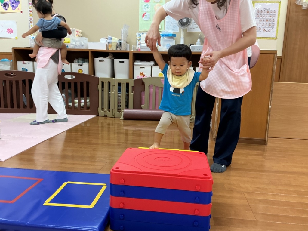 9月運動プログラムの様子(いるか低月齢・階段ブロック)