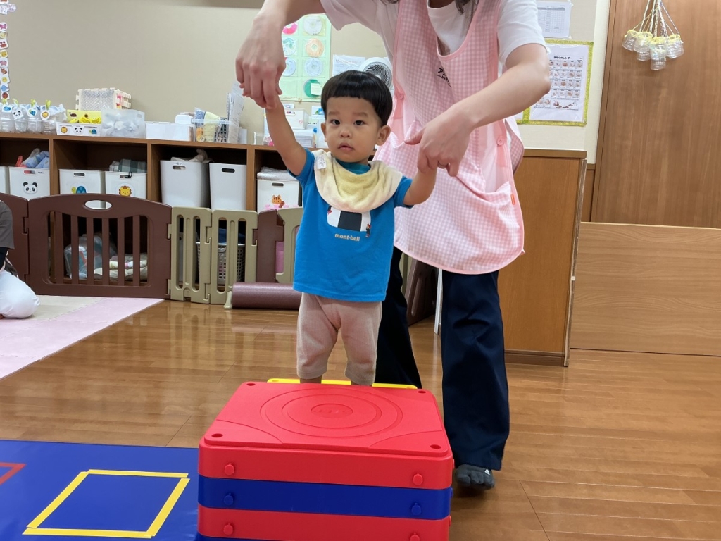 9月運動プログラムの様子(らっこ・ゴム跨ぎ)
