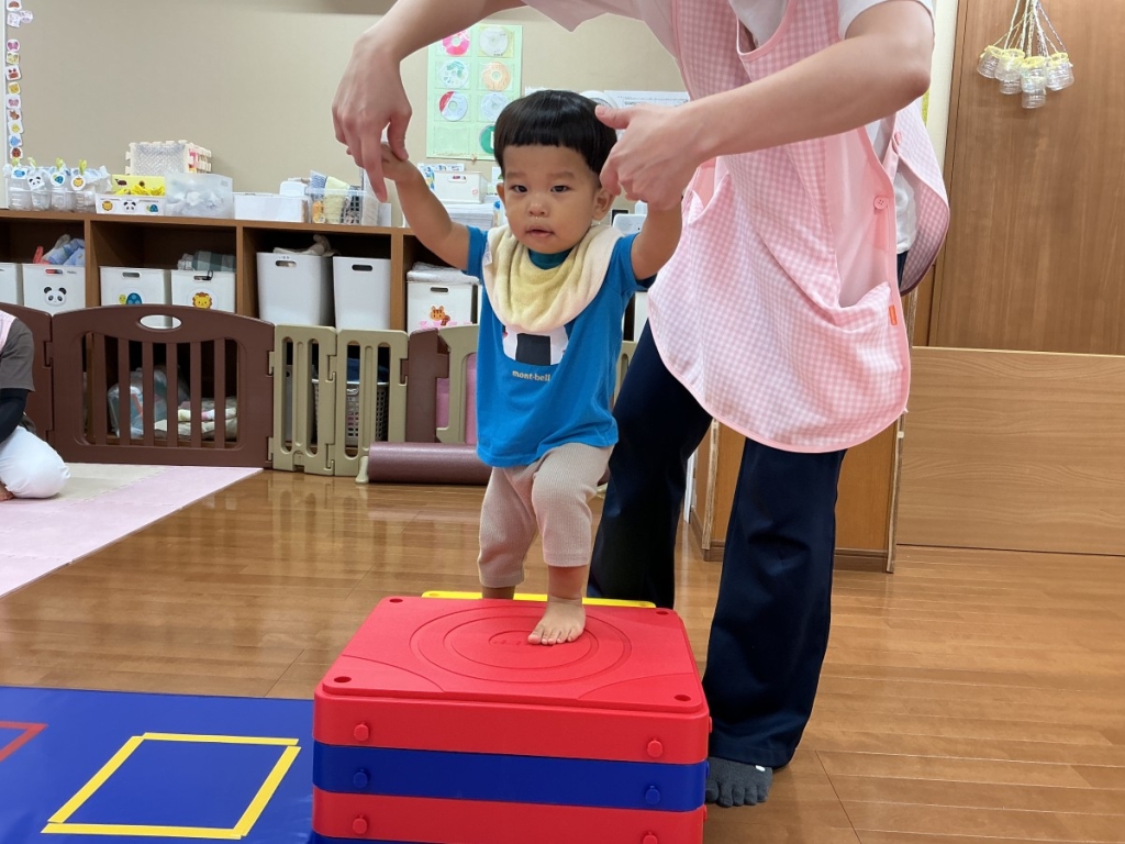 9月運動プログラムの様子(らっこ・ゴム跨ぎ)