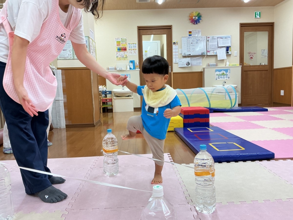 9月運動プログラムの様子(いるか低月齢・ゴム跨ぎ)