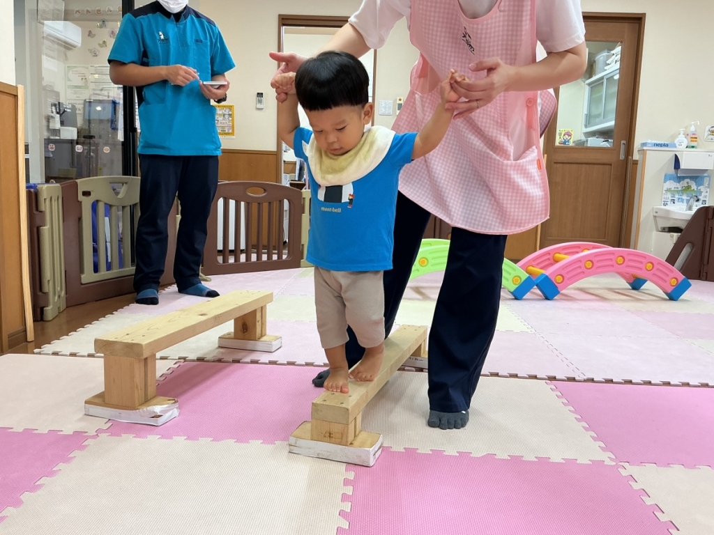 9月運動プログラムの様子(いるか低月齢・平均台)