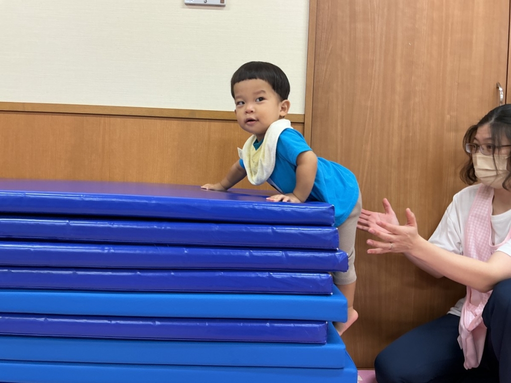 9月運動プログラムの様子(いるか低月齢・12段マット上り下り)