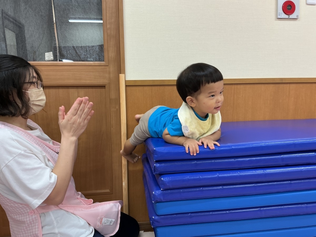 9月運動プログラムの様子(いるか低月齢・12段マット上り下り)