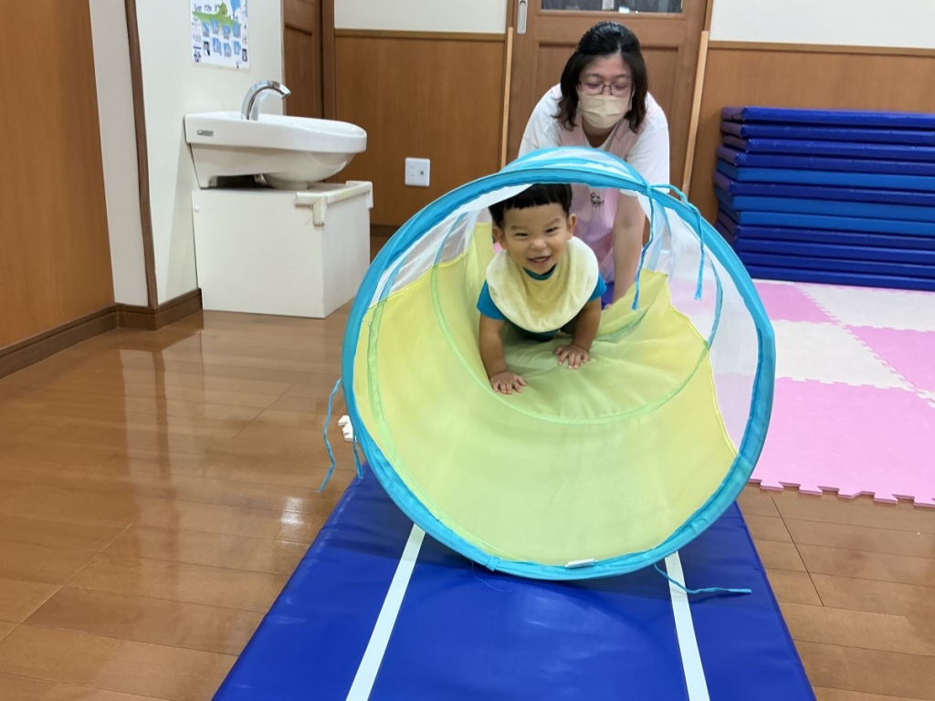 9月運動プログラムの様子(いるか低月齢・トンネル)
